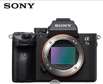 索尼/SONY A7M3 單反相機(jī) 索尼A7M3單反相機(jī) 產(chǎn)品類(lèi)型：?jiǎn)畏聪鄼C(jī)；顏色分類(lèi)：黑色；傳感器尺寸：全畫(huà)面；像素：2420萬(wàn)；A7M3